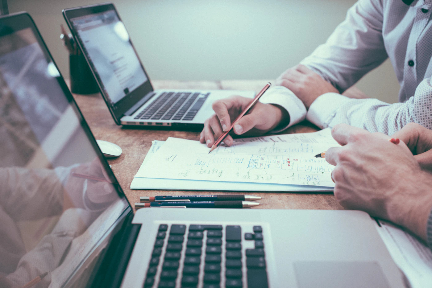 Analyse von Datenflüssen und Verträgen am Arbeitsplatz